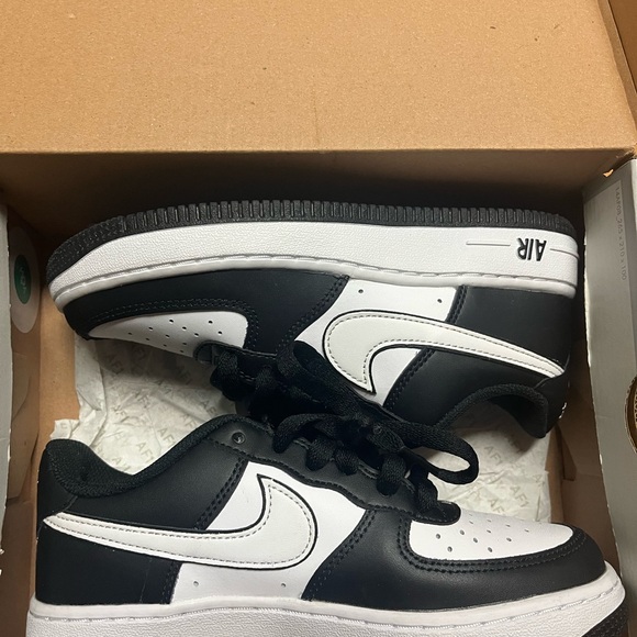 50% OFF from 100!!! Nike Kids 3.5Y Black and White Air Force 1 Sneakers (NEW) - Picture 2 of 9